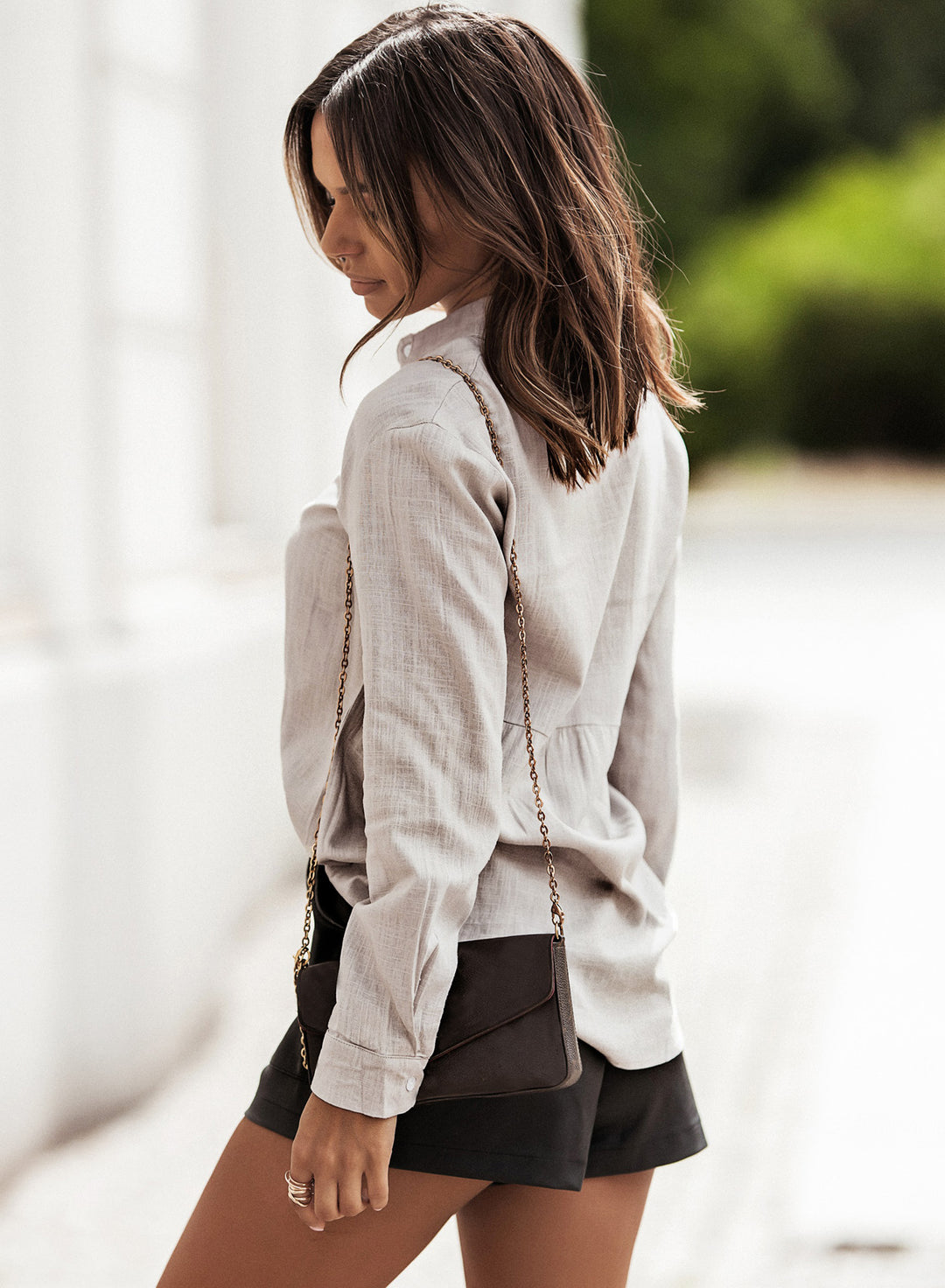 Elegant button-down shirt with collar